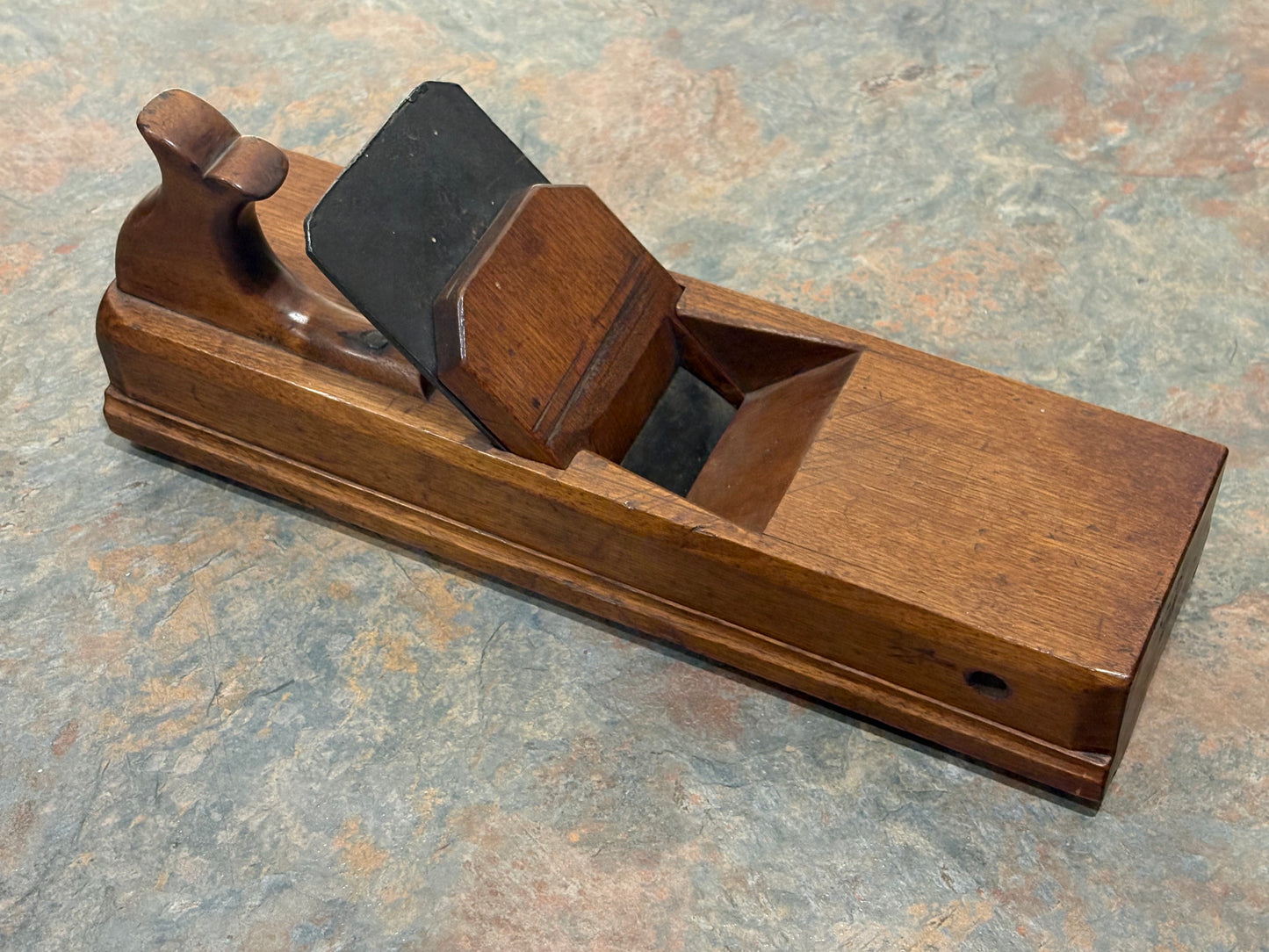 ASTOUNDING 4" WIDE BIRCH CROWN MOULDING PLANE W/ OFFSET TOTE, 18TH CA, STAMPED " MS "