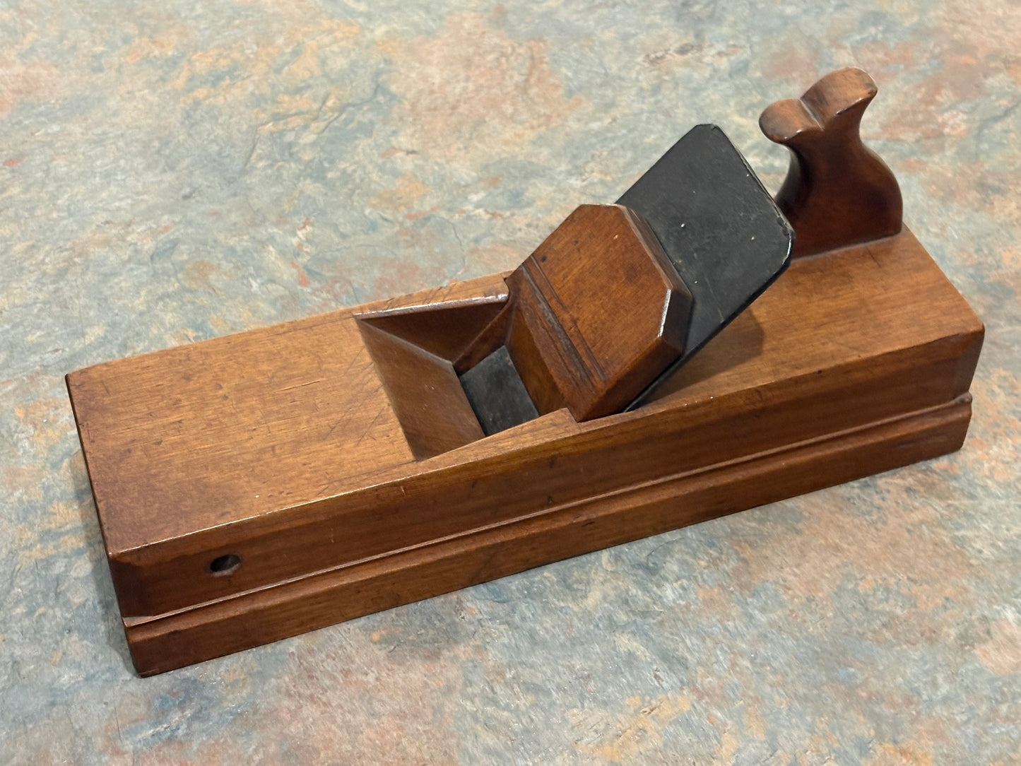 ASTOUNDING 4" WIDE BIRCH CROWN MOULDING PLANE W/ OFFSET TOTE, 18TH CA, STAMPED " MS "