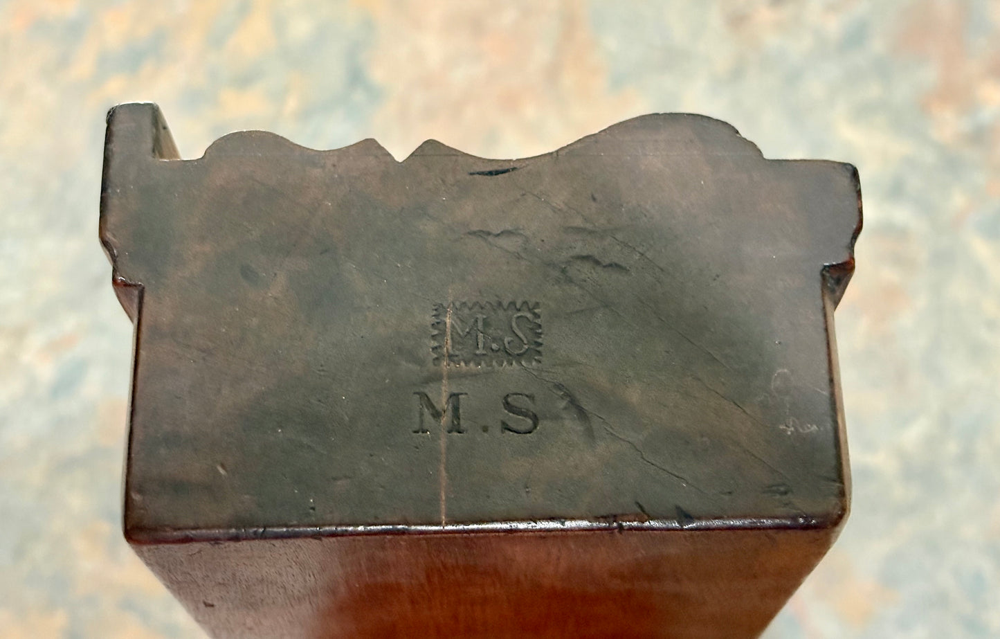 ASTOUNDING 4" WIDE BIRCH CROWN MOULDING PLANE W/ OFFSET TOTE, 18TH CA, STAMPED " MS "