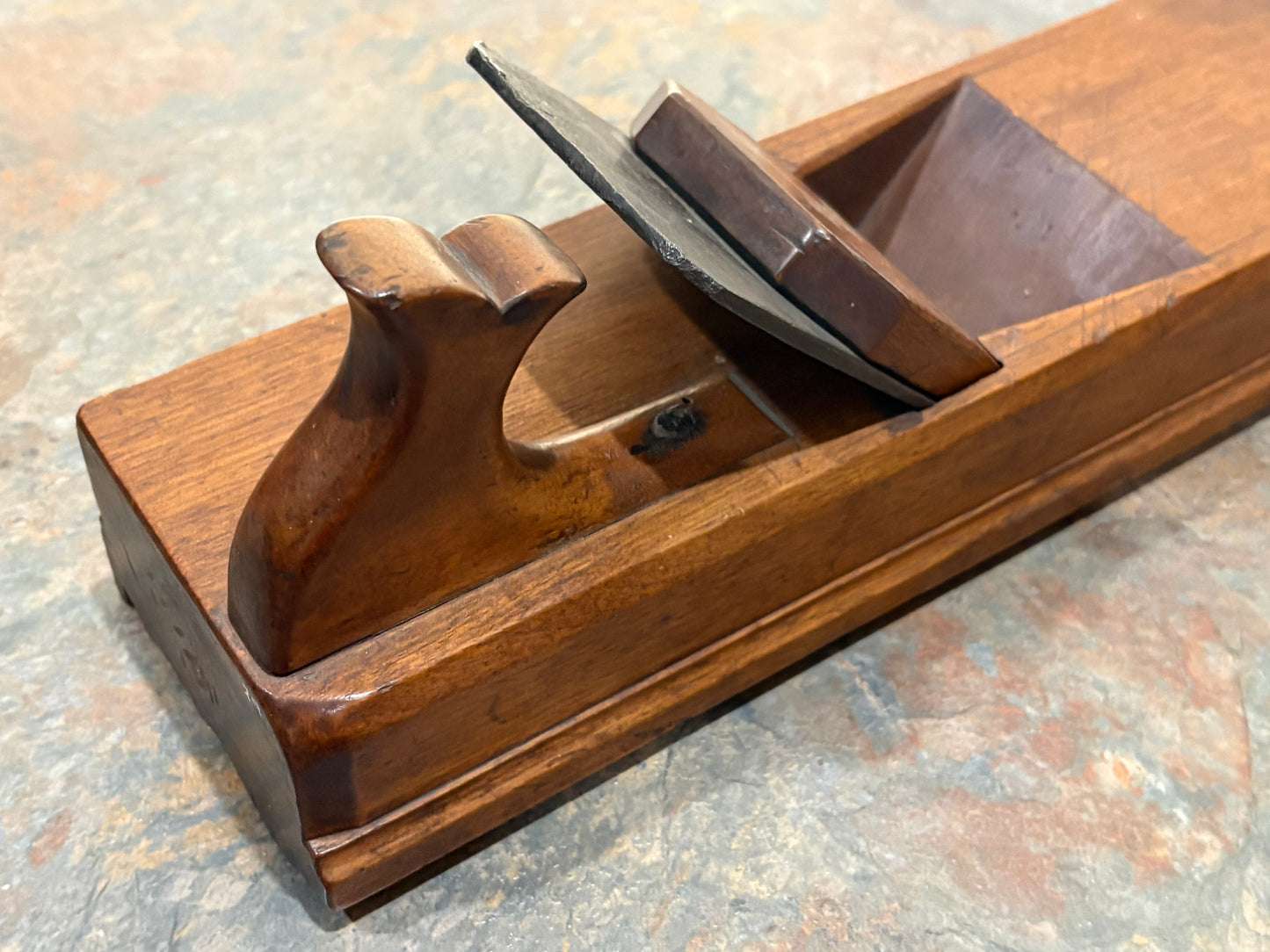 ASTOUNDING 4" WIDE BIRCH CROWN MOULDING PLANE W/ OFFSET TOTE, 18TH CA, STAMPED " MS "