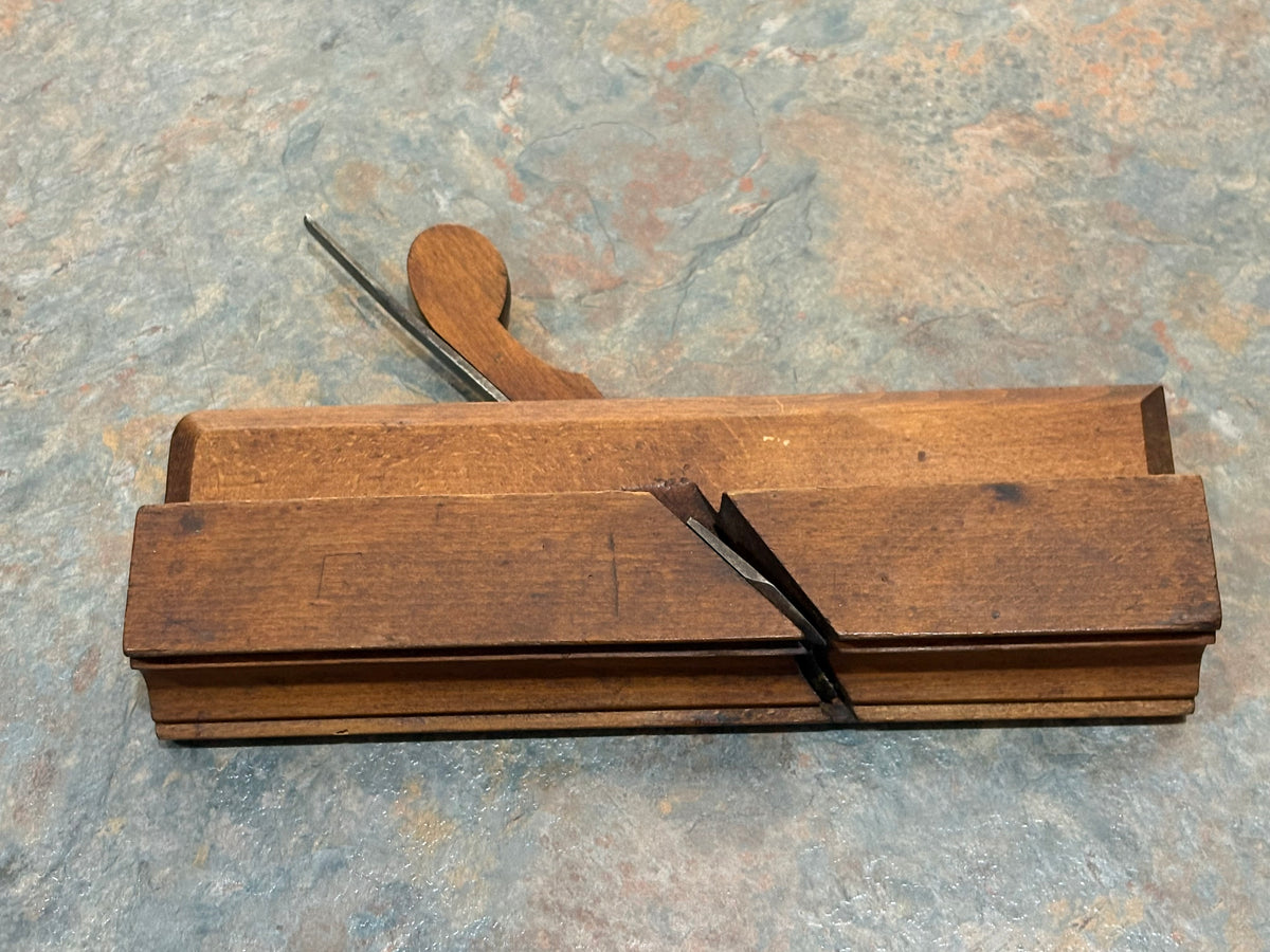 AMAZING S. NOYES 10" COMPLEX MOULDING PLANE, WIDE CHAMFERS, SLEEP STYLE WEDGE1807-10