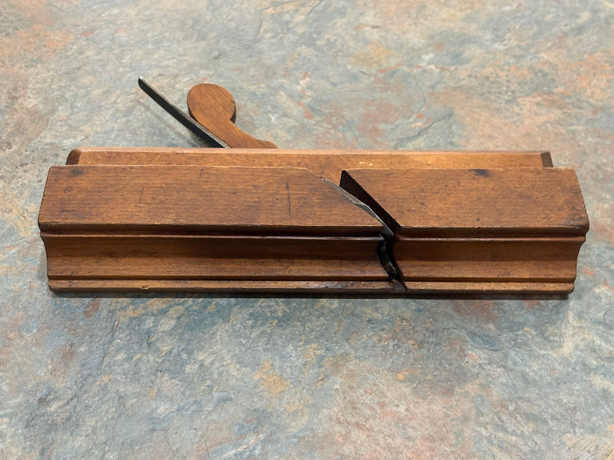AMAZING S. NOYES 10" COMPLEX MOULDING PLANE, WIDE CHAMFERS, SLEEP STYLE WEDGE1807-10